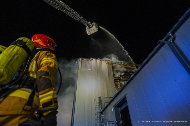  Kawle. Pożar zakładu przetwórstwa drobiowego. 120 strażaków walczy z żywiołem w czwartek, 14 sierpnia. Jeden z nich zaginął [ZDJĘCIA]