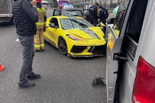Żółta Corvette huknęła w bariery i zderzyła się z 3 samochodami! 