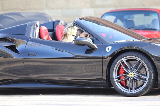 Kendall Jenner i Hailey Baldwin w Ferrari