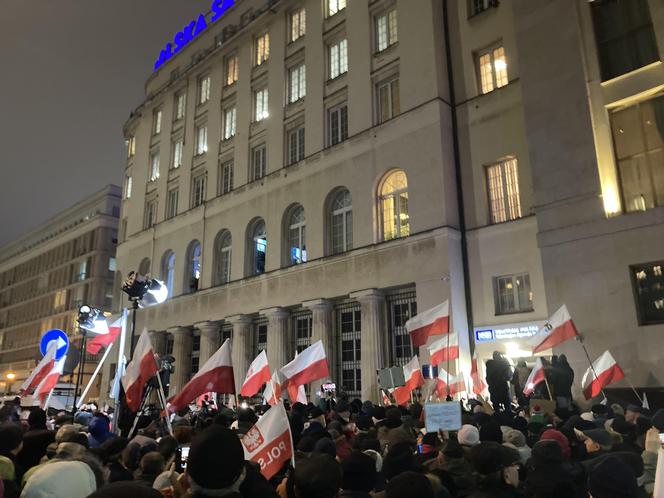 Przed siedzibą TVP odbył się protest. Uczestnicy skandowali "Wolne media!"