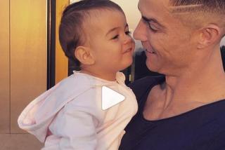 Cristiano Ronaldo jest wspaniałym ojcem! Zobacz, jak całuje córeczkę [WIDEO]