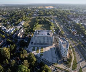 Gmach Sądu Rejonowego w Częstochowie delikatnie kontroluje użytkownika