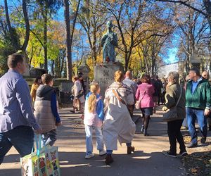 Tłumy na cmentarzu Rakowickim na Wszystkich Świętych 2024