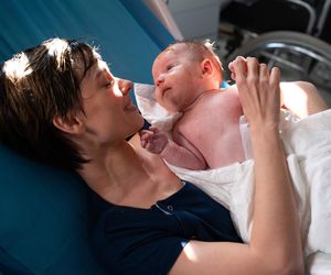 Na dobre i na złe odc. 958. Blanka (Pola Gonciarz) i jej córeczka Nina (Michalina Grot)