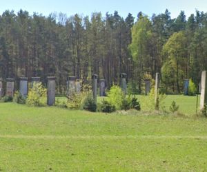 Największa kolekcja muru berlińskiego jest pod Wrocławiem. Na polu ustawiono kilkadziesiąt żelbetowych płyt z NRD