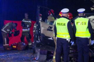 Range Rover roztrzaskał się na drzewie, z auta została miazga. W wypadku zginęła młoda kobieta