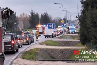 Łęg Tarnowski. Wypadek z udziałem dwóch osobówek i motoroweru