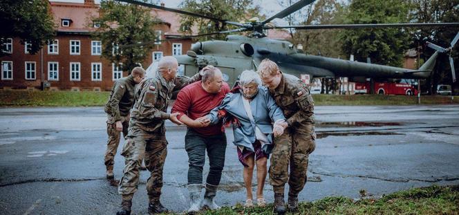 Śmigłowiec Mi-8 podczas powodzi