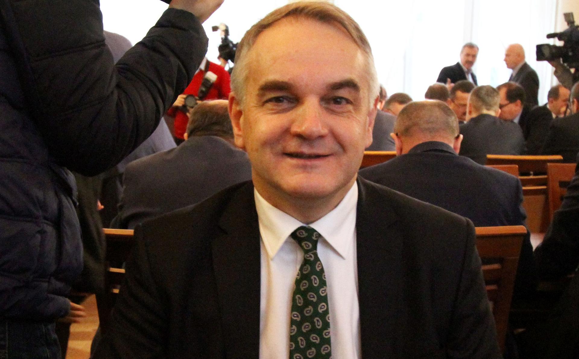 Pawlak jak Ojciec Chrzestny! Jego nowa FRYZURA jest hitem! Najman DRWI