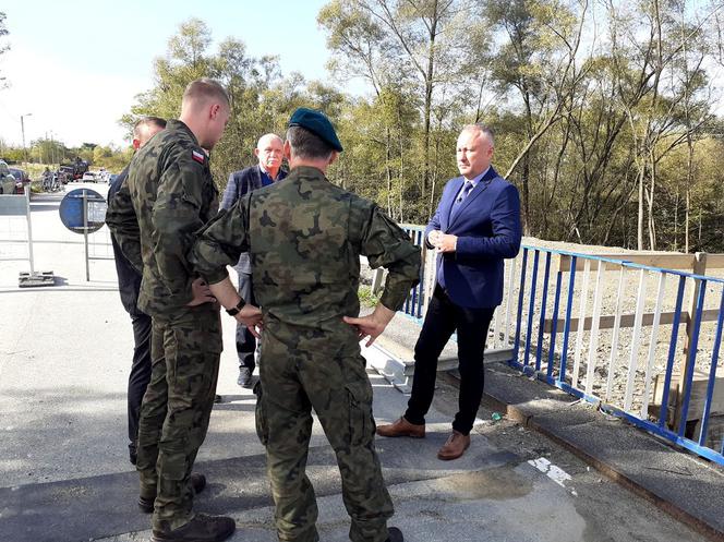 Rusza budowa  tymczasowego mostu na rzece kamienicy  