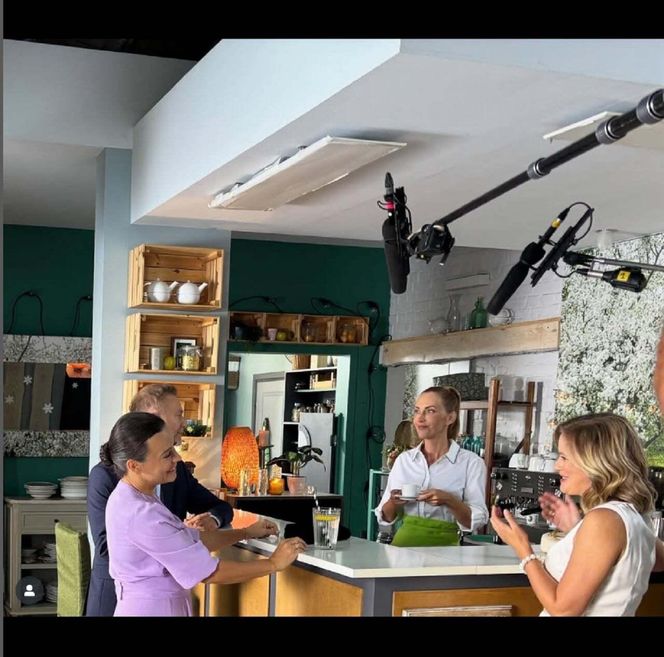 M jak miłość. Julia (Marta Chodorowska), Viola (Magdalena Waligórska), Magda (Anna Mucha), Andrzej (Krystian Wieczorek) na planie