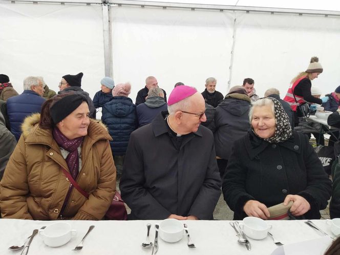 Ubodzy spotkali się na wspólnej modlitwie i posiłku