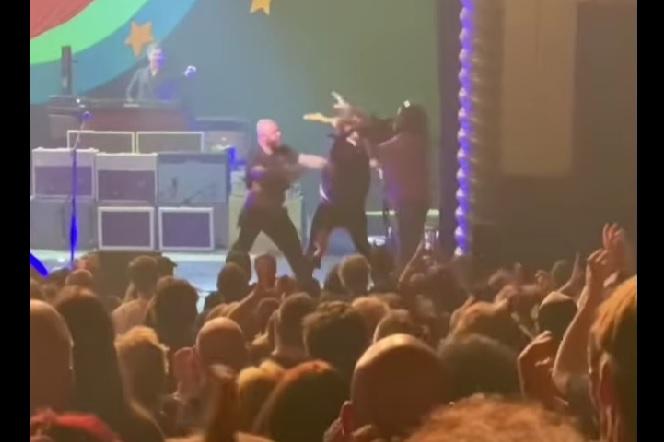 The Black Crowes - muzycy zespołu rozprawili się na scenie z natarczywym fanem. Wideo z tej walki podbija Internet!