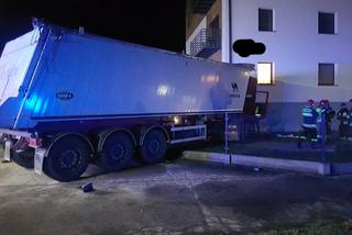 Groźny wypadek w Łabiszynie! Samochód ciężarowy WBIŁ się w blok [ZDJĘCIA]