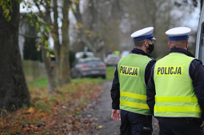 Rzucił się na policjantów z nożami, zastrzelili go