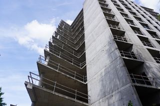 Warszawski Szkieletor przy ulicy Bobrowieckiej 