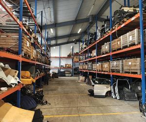 Prowadził sklep z częściami z kradzionych aut. Policja w Łodzi zdemaskowała ogromną dziuplę