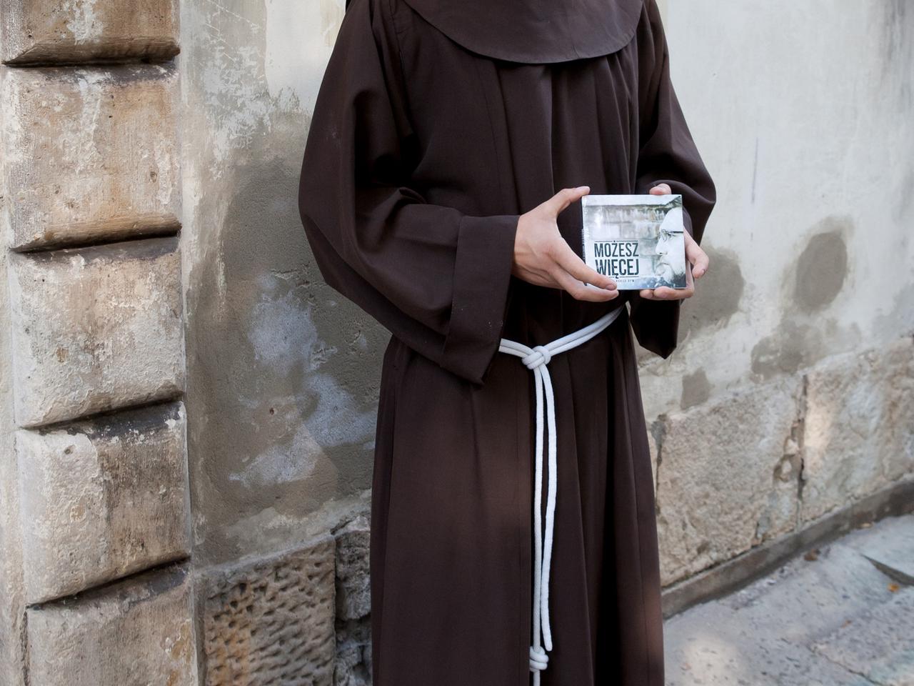 Zakonnik śpiewa o narkotykach i samobójstwach