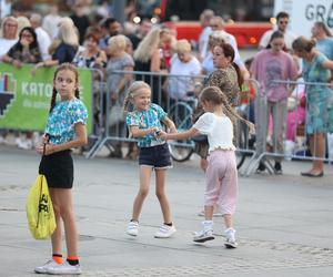 Potańcówki przed Teatrem Śląskim w Katowicach. Roztańczony Wyspiański porwał tłumy