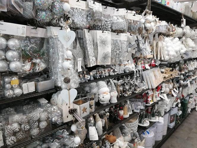 Kraków. W ostatnich dniach wakacji w sklepach już pojawiły się ozdoby bożonardozeniowe 