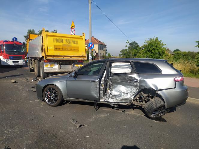 Zderzenie trzech pojazdów pod Krotoszynem. Poszkodowana matka z dwójką dzieci!