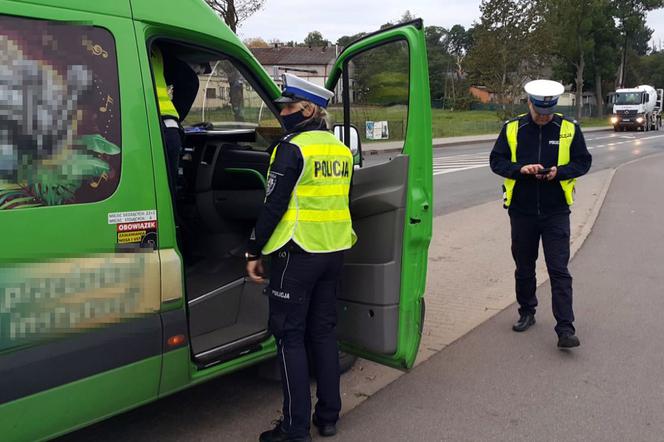 Policja sprawdza czy pasażerowie transportu zbiorowego podróżują w maseczkach ochronnych