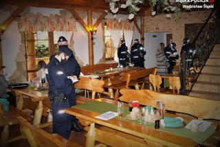 Śląskie: Zorganizowali przyjęcie w restauracji na 20 osób. Przyszła policja i wygoniła gości