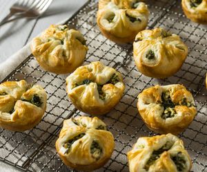 Szpinakowe sakiewki to najlepszy sposób na śniadanie. Smak i wygląd do pary