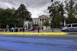 Żółto-niebieska niespodzianka dla rosyjskich dyplomatów. Barwy Ukrainy na asfalcie przed ambasadą Rosji