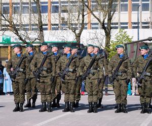 Ponad stu żołnierzy na Placu Solidarności w Olsztynie. Złożyli uroczystą przysięgę [ZDJĘCIA]