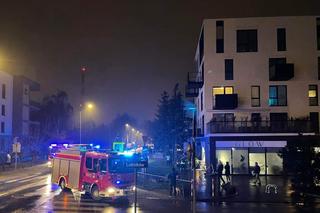 Poważny wypadek w Toruniu. Wjechała volkswagenem w wystawę sklepową