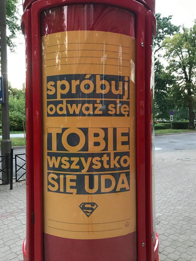 W Ełku stanął słup na DOBRE wiadomości. Nietypowa akcja zaskoczyła mieszkańców [FOTO]