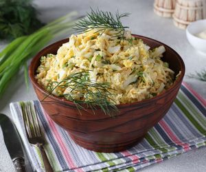 Wiosenna sałatka koperkowa siostry Anastazji. Doskonale zastąpi jarzynową