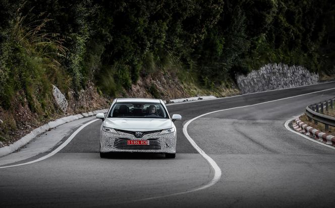 Hybrydowa Toyota Camry 2019