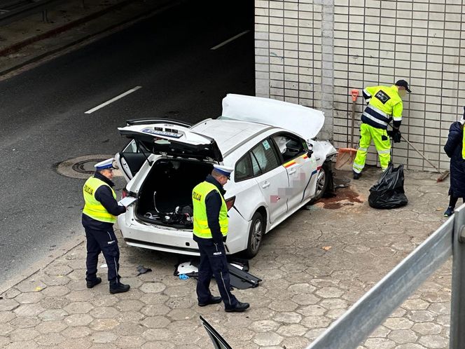 Śmiertelny wypadek w centrum Warszawy. Kierowca wjechał w ścianę tunelu