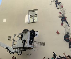 Mural z Aleksandrą Mirosław jest już zaktualizowany. Olimpijka z autorem projektu wymalowała rekord świata