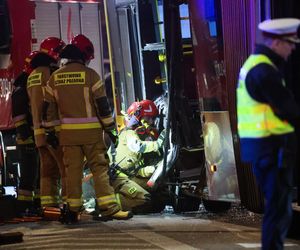 Wypadek z udziałem autobusu i ciężarówki w Warszawie (23.10.2025)