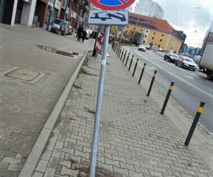 Wrocławianka zawisła na znaku drogowym 