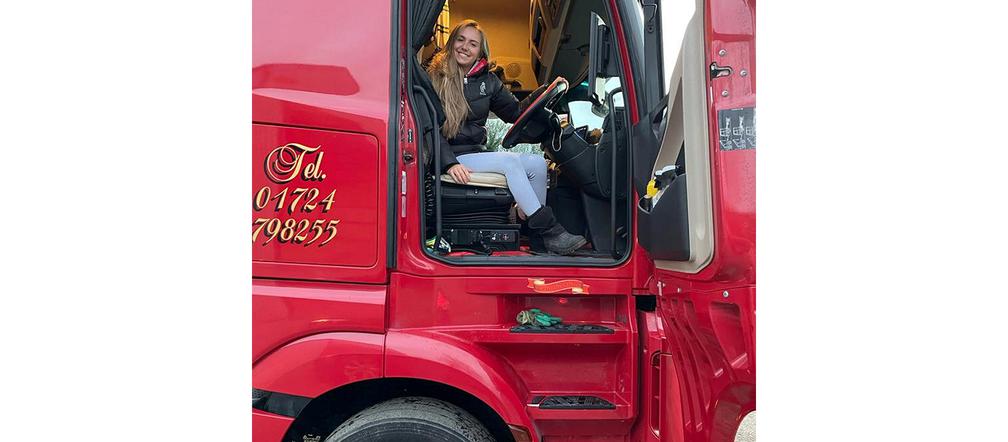 Najseksowniejszy kierowca ciężarówki na świecie? Miss Anglii zrzuciła tiarę i wskoczyła za kierownicę
