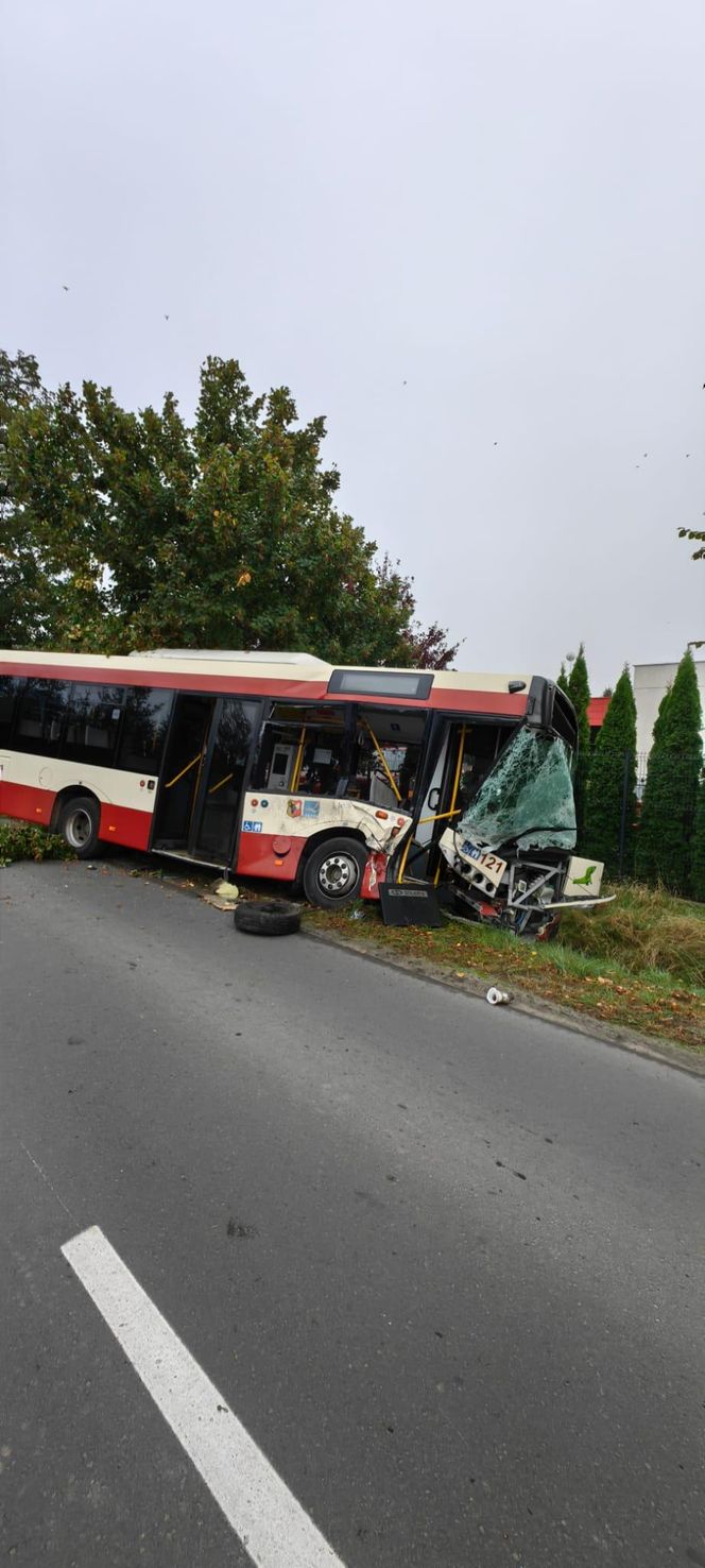 Zderzenie autobusu miejskiego z osobówką w Wilkowicach koło Leszna