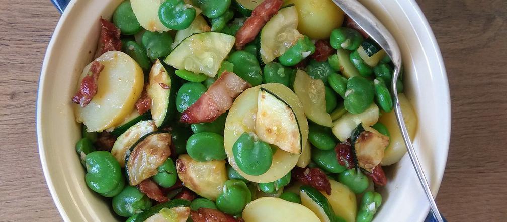 Sałatka z młodych ziemniaków, bobu i cukinii