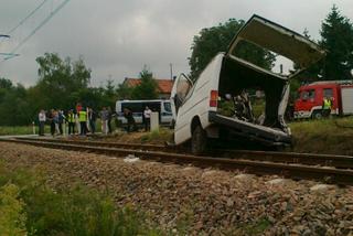 BRATOSZEWICE: Wypadek busa na niestrzeżonym przejeździe kolejowym