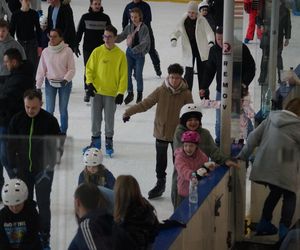 Ferie zimowe na Torbydzie w Bydgoszczy. Lodowisko pęka w szwach