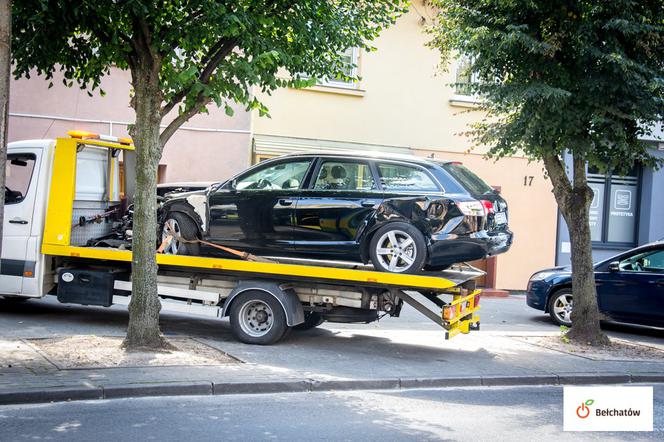 Bełchatów. Wjechał na czerwonym świetle i ściął sygnalizator! Groźna kolizja w centrum