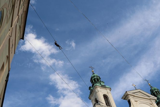 Spacerują po linach nad głowami przechodniów. Trwa Urban Highline Festival