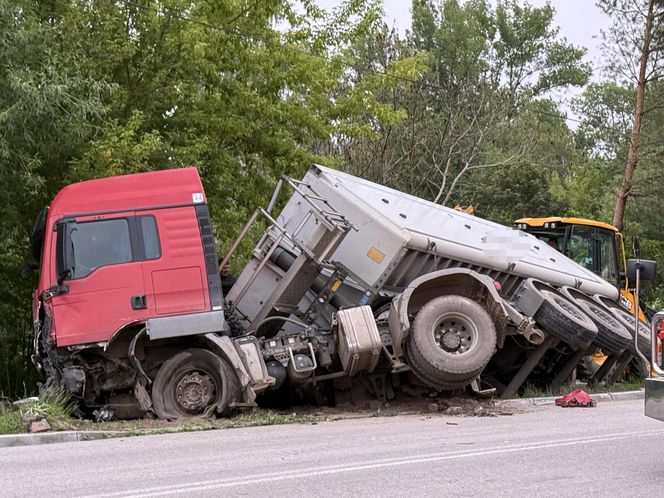 Makabra na drodze pod Grójcem. Osobowe suzuki czołowo zderzyło się z ciężarówką