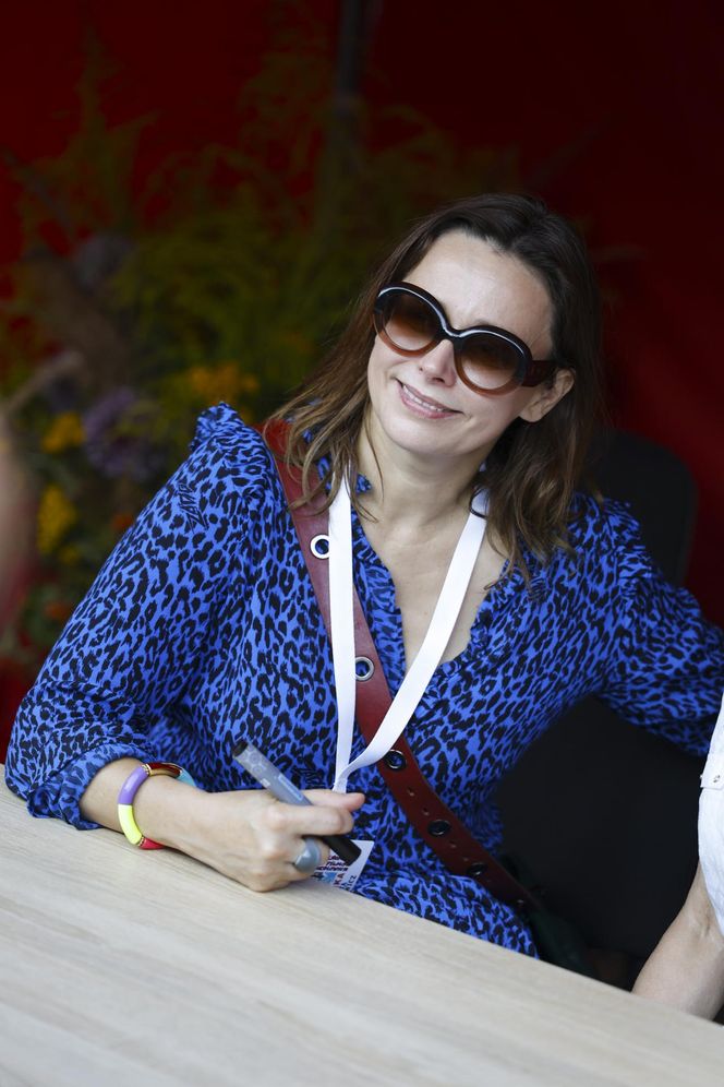 Cała na biało Maria Pakulnis szaleje z sierpem w Lubomierzu. Renata Dancewicz tym razem na spokojnie