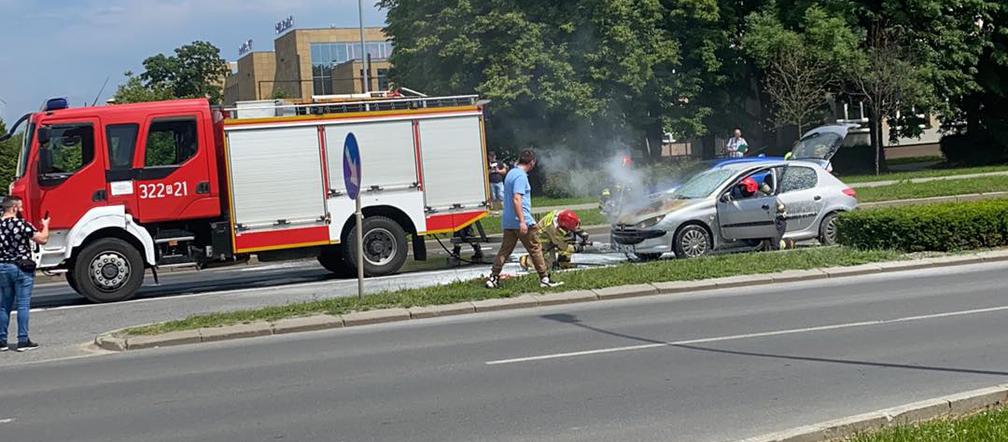 Rzeszów. Pali się samochód na ulicy Kopisto. Kłęby dymu spod maski [ZDJĘCIA]