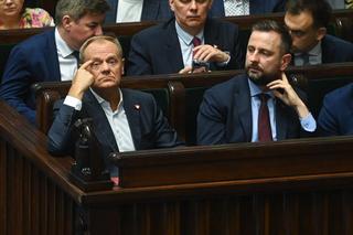 Dwóch posłów KO zawieszonych i pozbawionych funkcji. Tusk reaguje na przegrane głosowanie