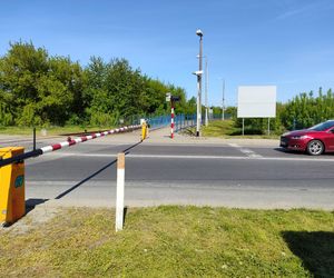 Tego czerwonego światła nie można lekceważyć! Jak w majówkę zachować się na przejeździe kolejowym?